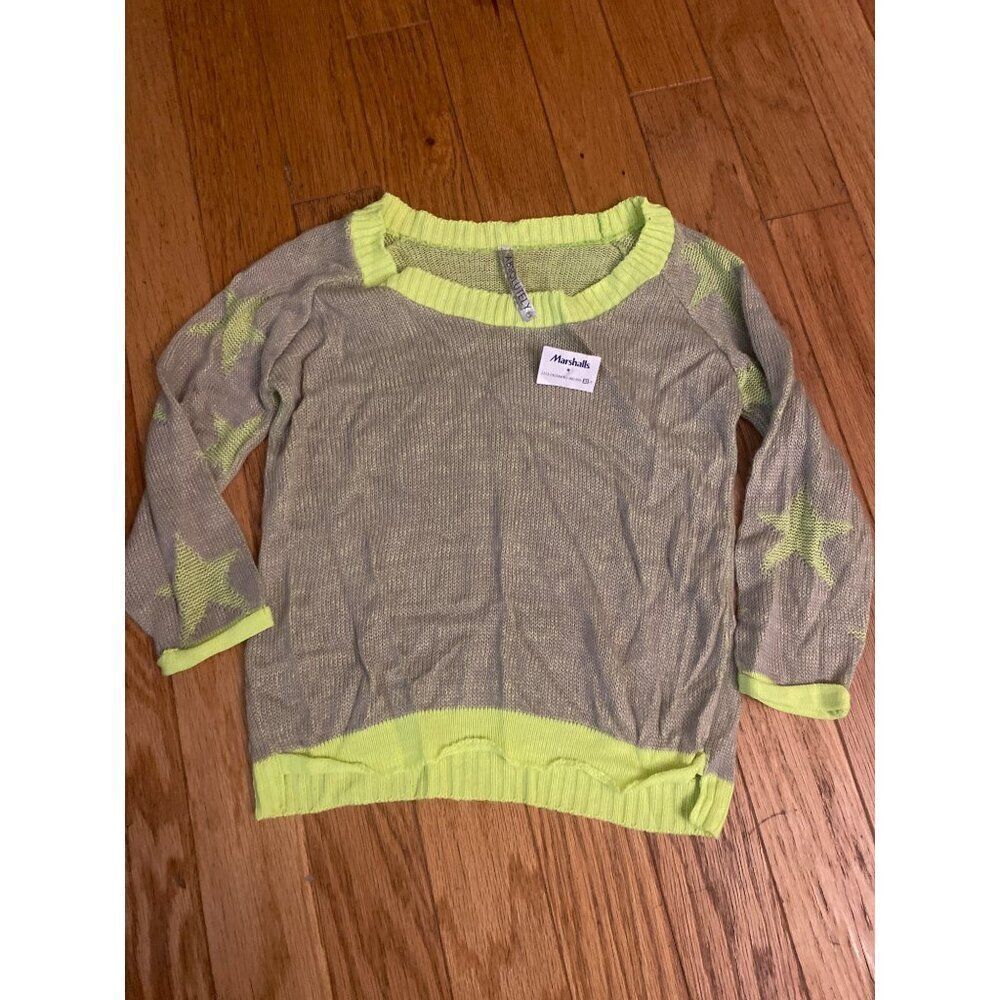 NWT Absolutely Beige & Neon Yellow Star Pattern Lightweight Sweater size small